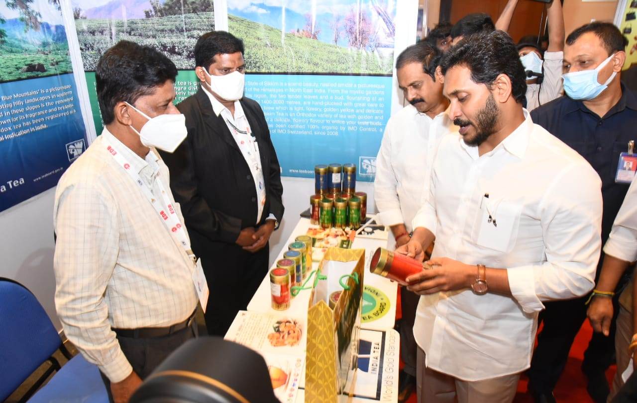 Shri Y.S. Jagan Mohan Reddy, Hon’ble Chief Minister, Andhra Pradesh, at the Tea Board India stall at “Vanijya Utsav”, Vijaywada, 21/09/2021